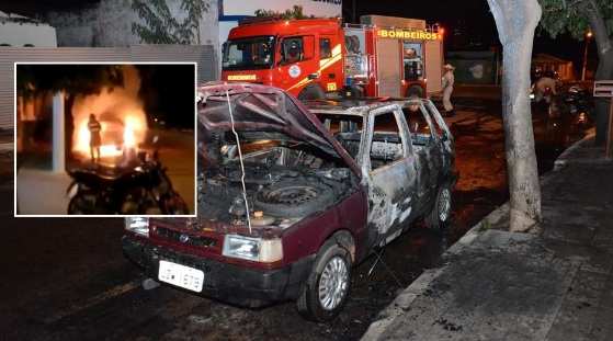 O Fiat Uno foi completamente destruído pelas chamas.