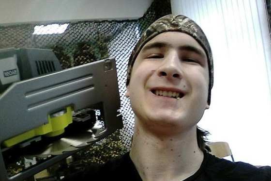 Andrey Emelyannikov matou Sergei Danilov, de 44 anos, com uma facada no pescoço