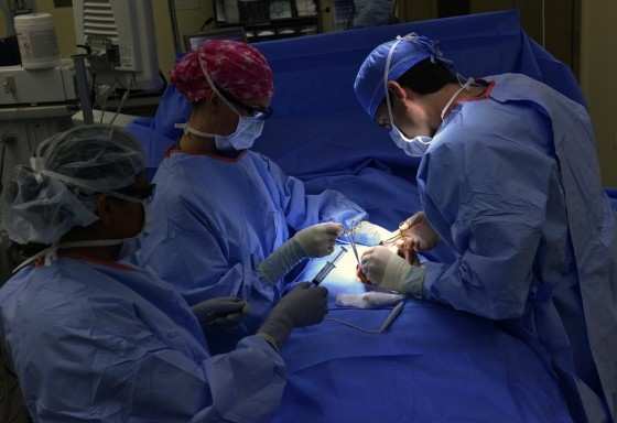 Quando os gases da paciente vazaram no espaço da sala de operação, eles entraram em contato com laser e houve a explosão
