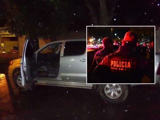 As duas caminhonetes, levadas em assaltos distintos, foram recuperadas na Avenida Dante Martins de Oliveira. 