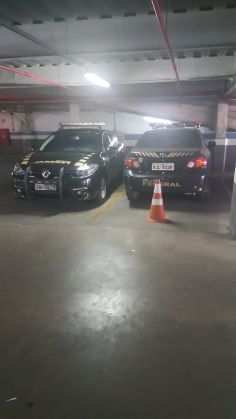 Nesta sexta-feira (3), duas viaturas da PF estavam estacionadas no local, em pleno feriadão de Finados.