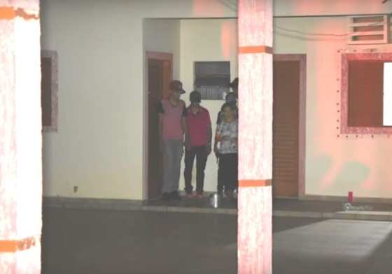 Os bandidos ameaçaram matar o casal que era feito refém dentro de casa.