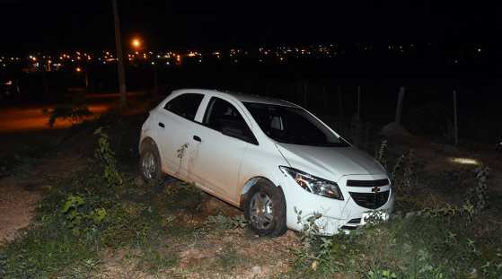 Os bandidos abandonaram o carro em uma região de mata e fugiram.