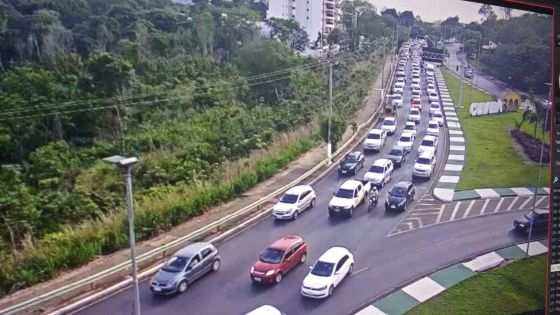 Trânsito na Avenida Miguel SUtil ficou caótico devido às obras da Trincheira Santa Rosa.