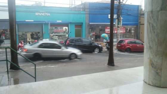 Com o sistema precário de escoamento, a água logo tomou conta das calçadas e do comércio.