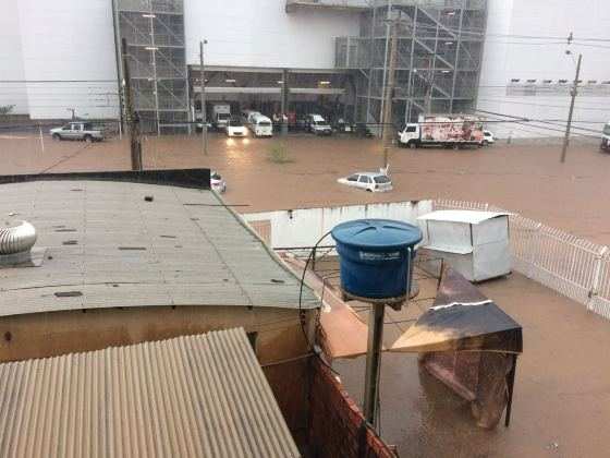 Carros foram arrastados pela enxurrada em Várzea Grande.