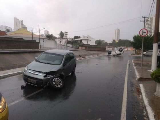Apesar do impacto da batida, ninguém ficou ferido.
