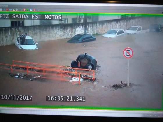 Enxurrada engole arrastou carros e alagou o Shopping de VG