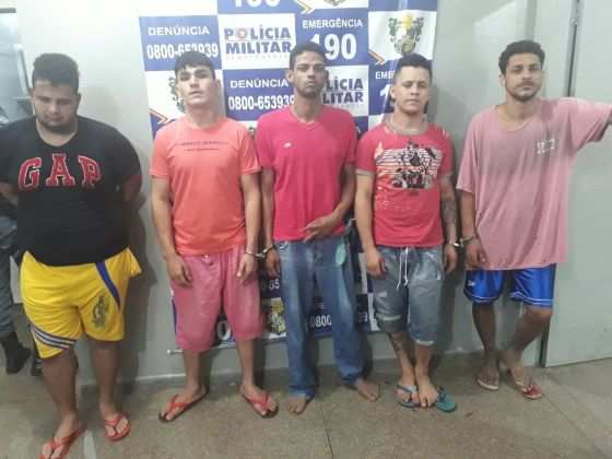Os criminosos fizeram pose ao serem recapturados pela Polícia Militar.