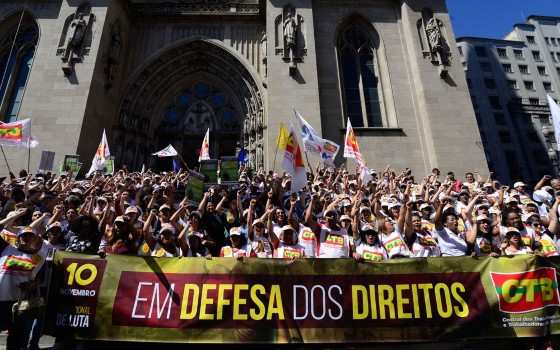 Sindicatos e movimentos sociais reunidos na Praça da Sé, no Centro de SP, contra a Reforma Trabalhista