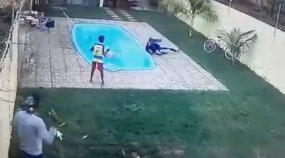 Baleado no peito o bandido tentou fugir e cambaleando, caiu na piscina e morreu.