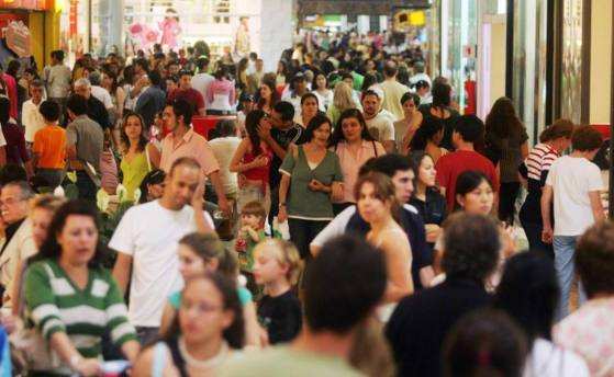 Em 2015 e 2016 as classes D e E engordaram em mais de 4 milhões de famílias. Só daqui a seis anos, em 2023, a classe média terá recuperado o patamar de participação que alcançou em 2014