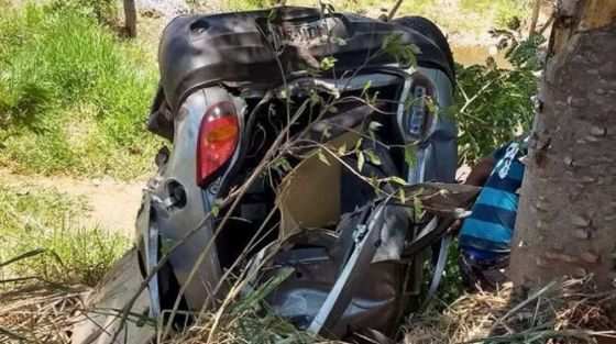 O carro ficou completamente destruído após capotar e sair da rodovia.