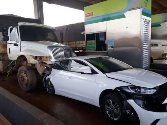 O engavetamento envolveu um caminhão caçamba, um Toyota Hilux e um Hyundai Elantra.