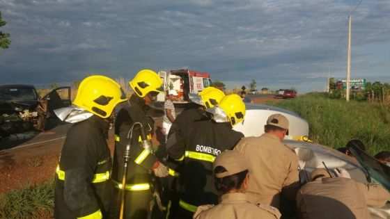 Os bombeiros precisaram serrar o teto do Siena para retirar as vítimas que estavam presas ás ferragens..