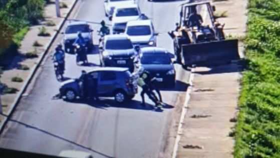 Os três carros envolvidos no acidente interditaram totalmente a via, causando congestionamento na região.