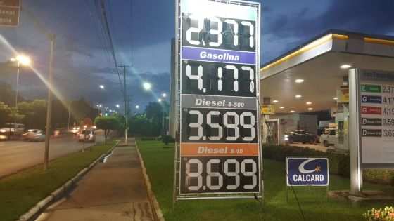 O preço do litro de gasolina, que estava sendo comercializado a uma média de R$ 3,99, já chega a R$ 4,17 em Cuiabá.