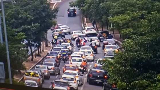 Devido ao atropelamento, a Avenida Miguel Sutil ficou congestionada.