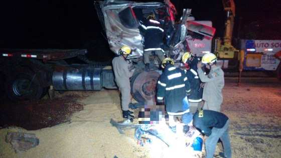 O motorista ficou preso entre as ferragens e morreu no local do acidente.
