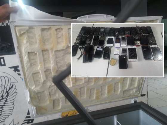 Os celulares estavam dentro da espuma do freezer, que era destinado aos presos.