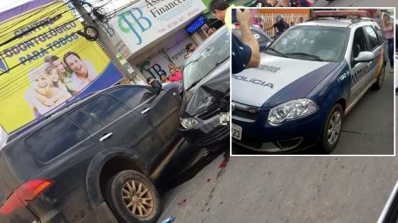Os bandidos tentaram fugir correndo após bater o carro roubado.