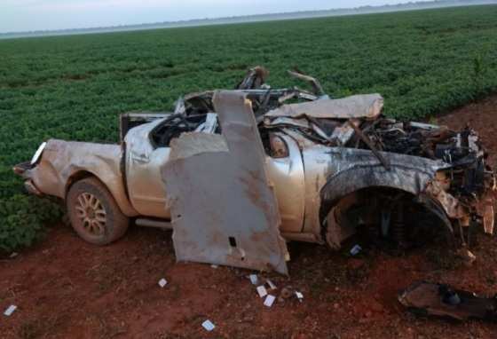 A caminhonete ficou completamente destruída e os ocupantes chegaram a ser lançados para fora do veículo. Carollynne era moradora do município de Cláudia.
