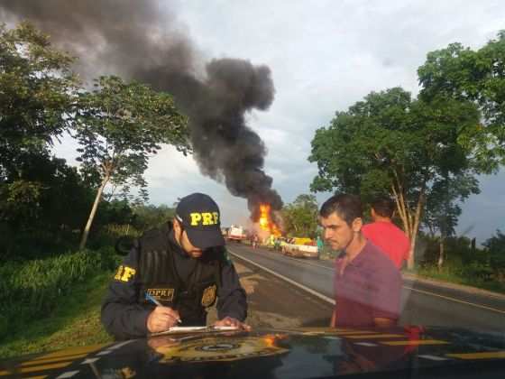 Após bater de frente com Uno, carreta pegou fogo.