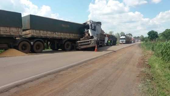 Com o impacto da batida, motorista da última carreta envolvida no engavetamento morreu na hora. 