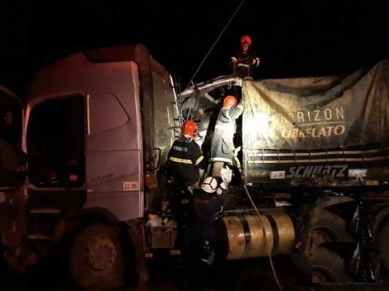 O motorista do caminhão tanque ficou preso entre as ferragens e morreu no local do acidente.