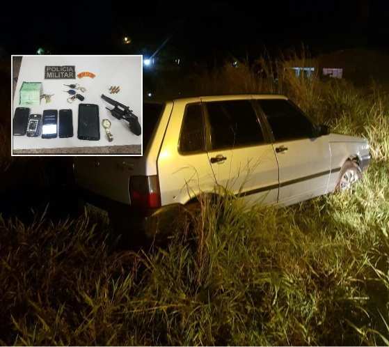 Os bandidos abandonaram o carro em uma regão de mata após perseguição.