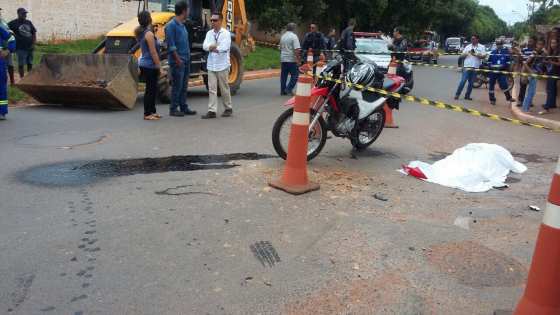 Motociclista foi arremessado a metros de distância e morreu no local.