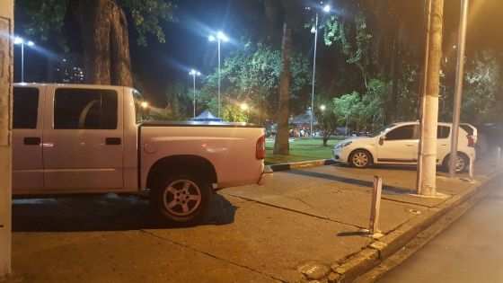 Calçadas da Praça Santos Dumont, no Centro de Cuiabá, transformadas em estacionamento.