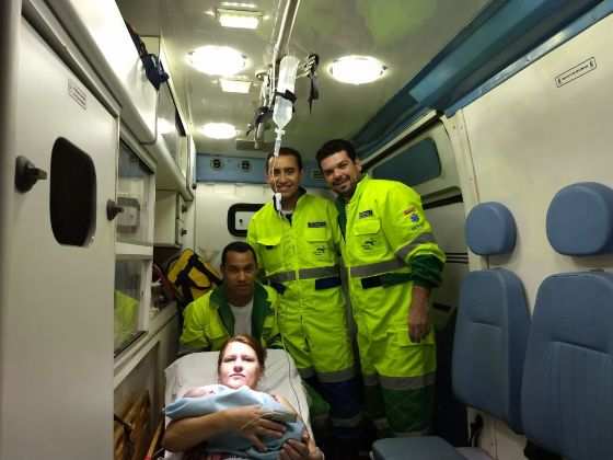 Mãe teve ajuda de socorristas para ganhar bebê dentro de ambulância na BR-163.