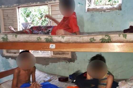 Os menores passavam fome e jogavam bilhetes enrolados em pedra, pelo muro da casa, pedindo socorro.