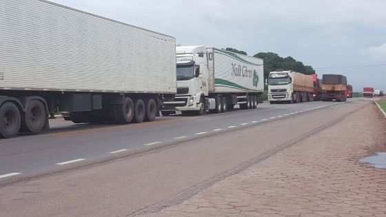 A lentidão na BR-163 é resultado da interdição da Rodovia dos Imigrantes, além de reflexo do fluxo de veículos no feriadão.