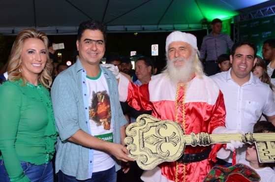 A primeira-dama e o prefeito entregaram a chave da cidade, à fígura ícone da festa, o Papai Noel.