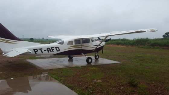 O avião Cessna 206 foi levado por uma dupla de assaltantes.