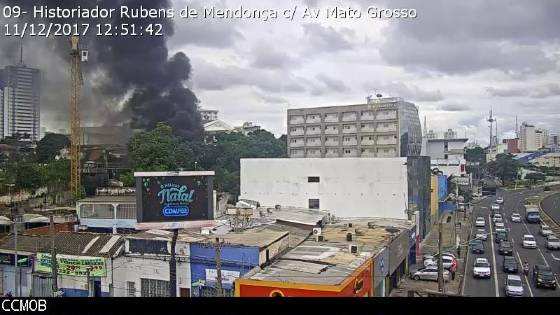 Equipes do Corpo de Bombeiros estão no local tentando controlar as chamas.