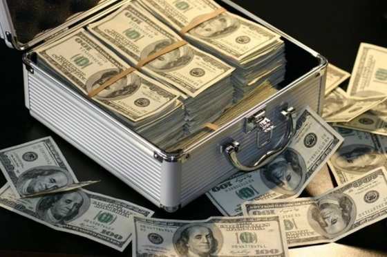 Veronica recebeu US$ 100 mil, em dinheiro.