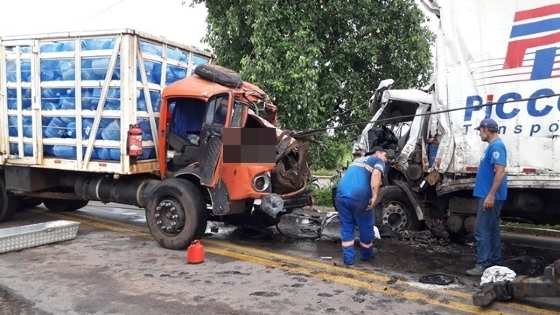 Motorista do caminhão vermelho morreu preso às ferragens.