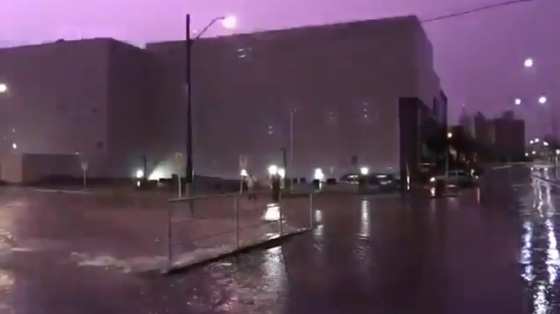 O Várzea Grande Shopping e edifícios no entorno também ficaram alagados. Há 35 dias, uma forte chuva na Região Metropolitana já tinha deixado o subsolo do estabelecimento debaixo de água.