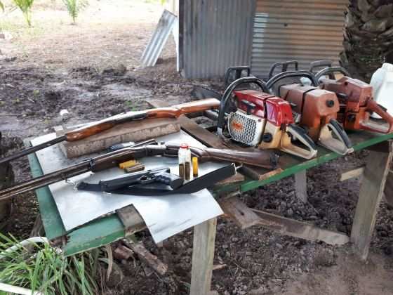 Foram apreendidas cinco espingardas calibre 22, uma pistola de pressão, uma pistola 380 e munição de calibres diferentes.