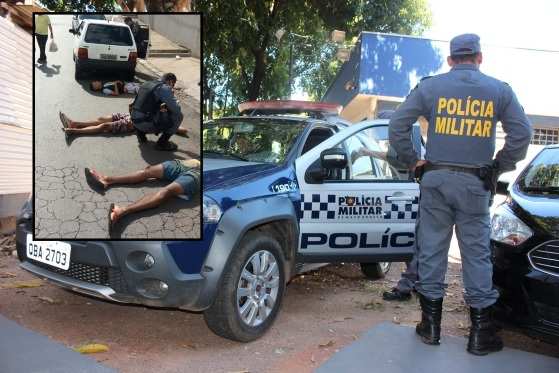 A PM chegou ao local e os criminosos detidos aguardavam a guarnição deitados no chão.