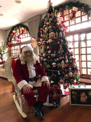 Há 23 anos Baltazar Ulrich decora sua casa com o tema natalino e há 10 anos recebe os visitantes como o Papai Noel.