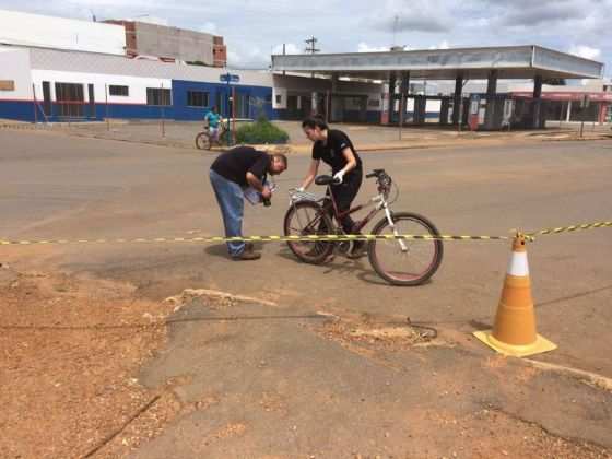 O menino estava na garupa da bicicleta, quando caiu e foi atropelado.