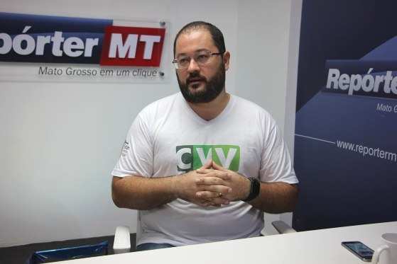 Porta-voz do CVV, Carlos Eduardo Latterza de Oliveira diz que a solidão é um dos principais fatores relatados por quem busca o CVV.