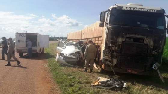 O carro foi parcialmente esmagado pela carreta.