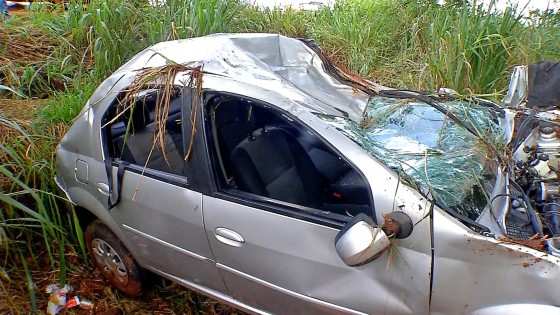 Veículo ficou completamente destruído após o capotamento.