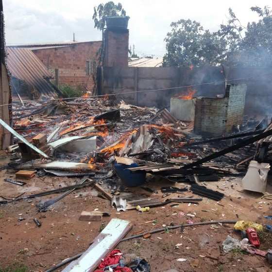 A casa foi totalmente destruída pelas chamas.
