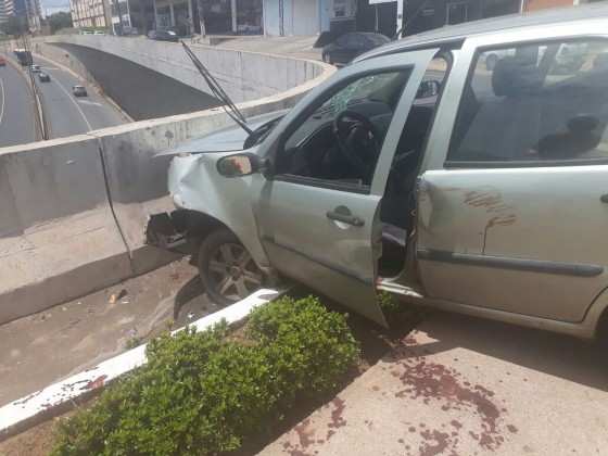 Por pouco o carro não caiu na parte inferior da trincheira.
